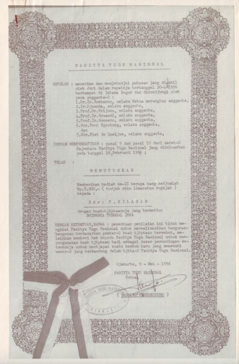 Piagam Panitya Tugu Nasional tentang pemberian hasiah ke-II kepada F. Silaban atas karyanya yang bermotto BHINEKA TUNGGAL IKA; Djakarta, 9 Mei 1956; ditandatangani oleh Sarwoko Martokusumo