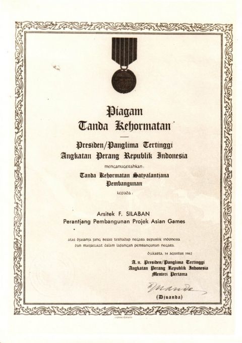 Piagam Tanda Kehormatan Satyalantjana Pembangunan kepada Arsitek F. Silaban Perantjang Pembangunan Projek Asian Games oleh Presiden/Panglima Tertinggi Angkatan Perang Republik Indonesia; Djakarta, 14 Agustus 1962; ditandatangani oleh Djuanda