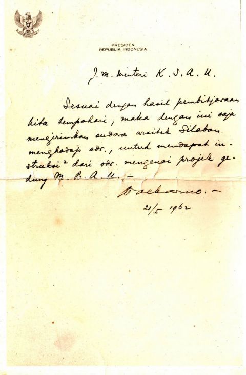 Memo Soekarno kepada J.M. Menteri K.S.A.U tentang proyek gedung M.B.A.U; tanggal 21 Mei 1962; ditandatangani oleh Soekarno
