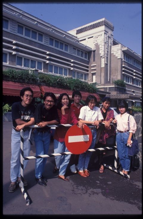 Foto bersama Arsitek Muda Indonesia di depan hotel Preanger Bandung