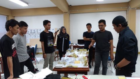 Aktivitas Lokakarya Critical Context Unit Padang