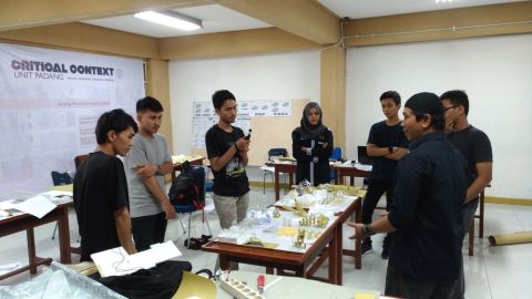 Aktivitas Lokakarya Critical Context Unit Padang