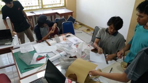Aktivitas Critical Context Studio Unit Padang