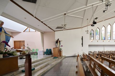 Interior Transisi Kursi Jemaat dengan Altar